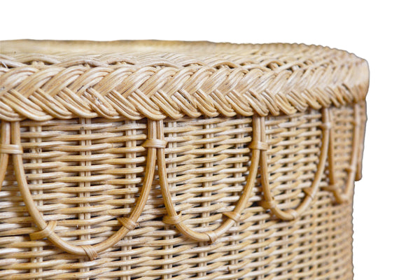 ROUND COFFEE TABLE WITH SCALLOPED DETAIL IN NATURAL WOVEN RATTAN