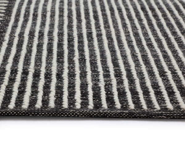 SERENE HAND-WOVEN RUG - BLACK / WHITE - 5' X 8'