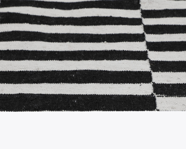 ZIGBY HAND-WOVEN RUG - BLACK / IVORY - 6' X 9'